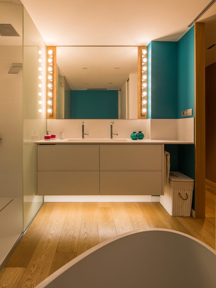 badezimmer holzboden weiss doppelwaschbecken spiegel