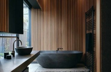 badezimmer in schwarz braun holz decke fußboden schwarz
