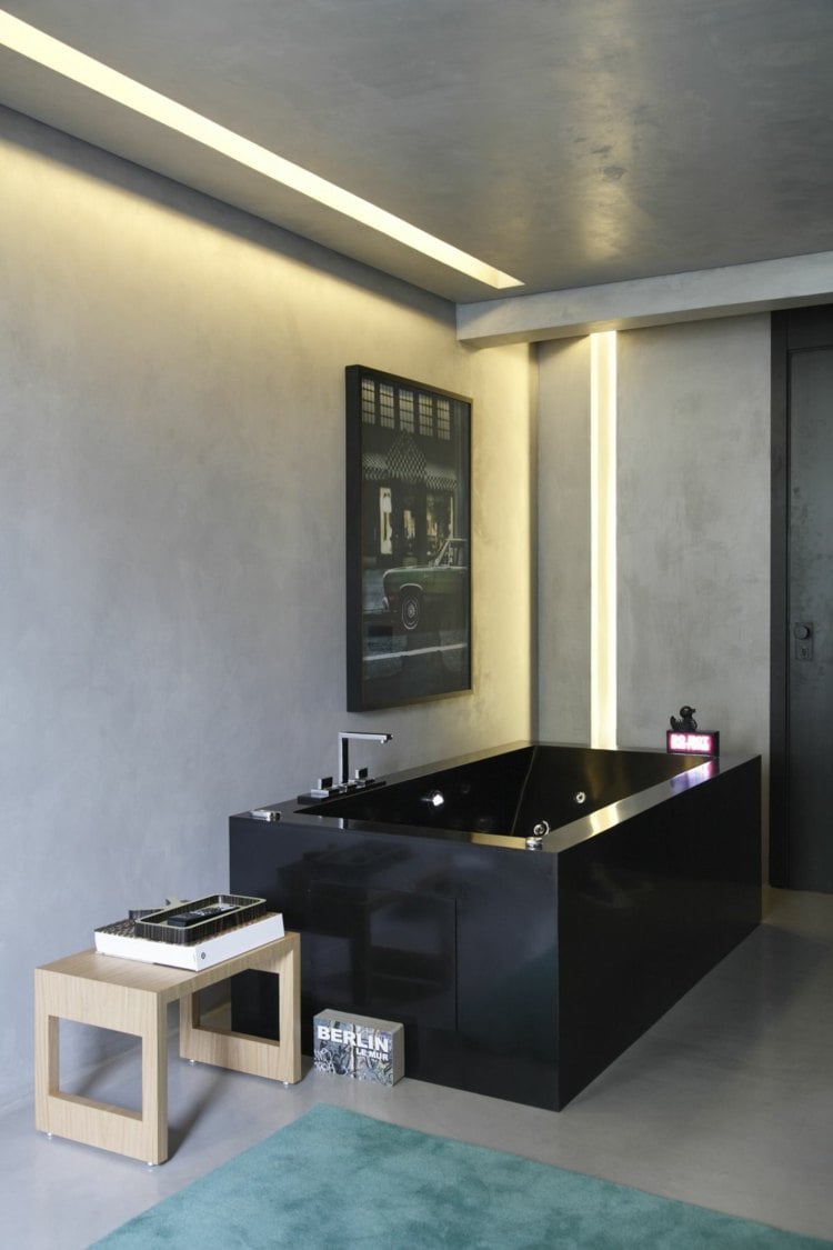 badezimmer in schwarz rechteckige badewanne glanz grau türkis