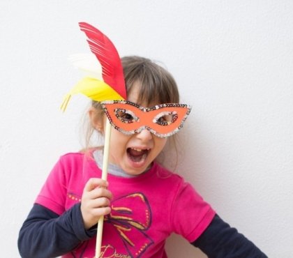 bastelideen karneval kindergarten maske basteln federn griff