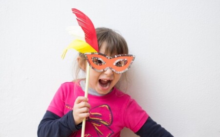 bastelideen karneval kindergarten maske basteln federn griff