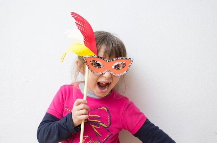 bastelideen karneval kindergarten maske basteln federn griff