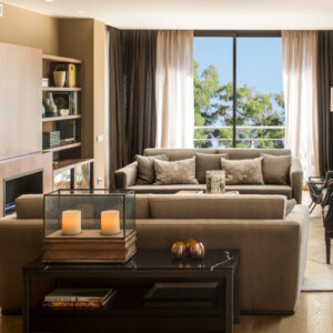 beige wandfarbe wohnzimmer elegant modern holzboden fenster vorhänge