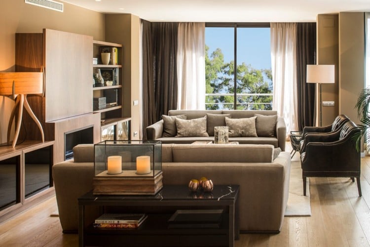 beige wandfarbe wohnzimmer elegant modern holzboden fenster vorhänge