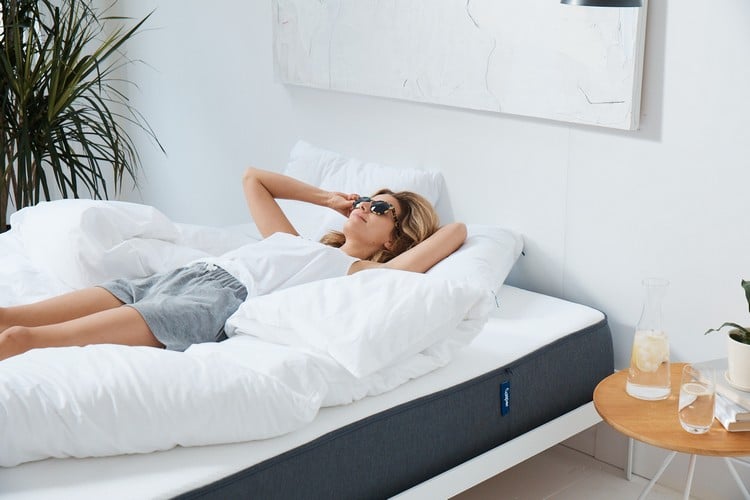 besser schlafen Tipps richtige Matratze Kissen Bettzeug