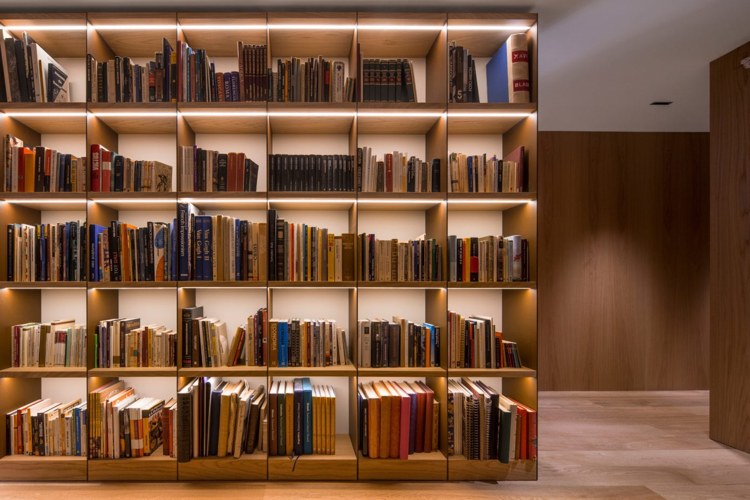 bibliothek trennwand holz regale bücher indirekte beleuchtung