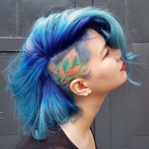 blau lila bob mit sidecut farbiges haar tattoo