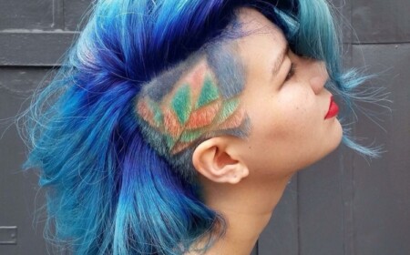 blau lila bob mit sidecut farbiges haar tattoo