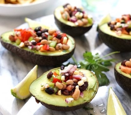 bohnen salat vegan würzig chili avocado limette servieren