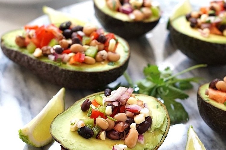 bohnen salat vegan würzig chili avocado limette servieren