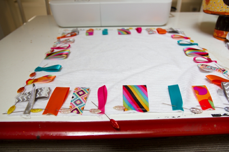 bunte bandstücke anbringen stoff knistertuch nähen
