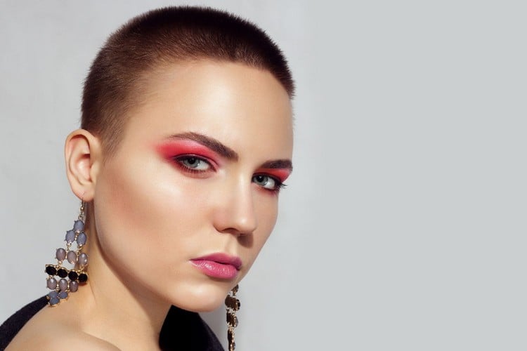Combinez les bijoux de maquillage pour femmes buzz cut