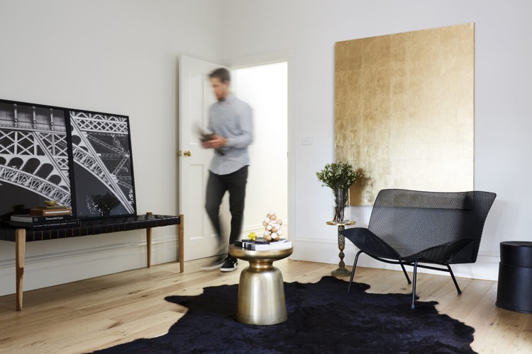 Dekoration aus Metall wohntrend wand gold messing wohnzimmer minimalistsich schwarze möbel
