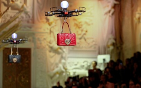 dolce gabana handtasche drohnen milano laufsteg fashion week