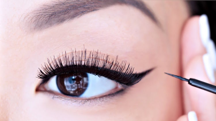 eyeliner auftragen richtig perfekt tipps tricks