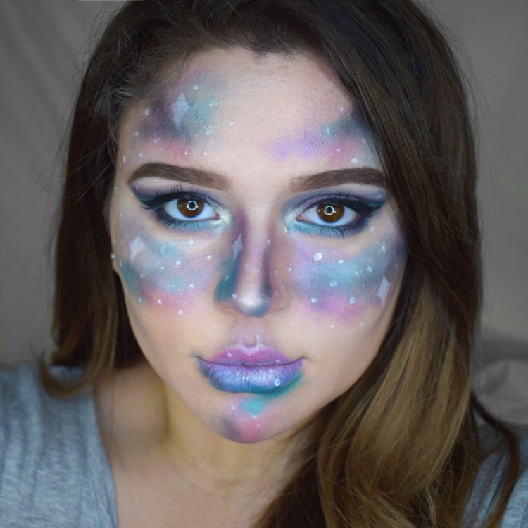 Mit diesem effektvollen Galaxy Make Up stehen Sie sicher im Rampenlicht!