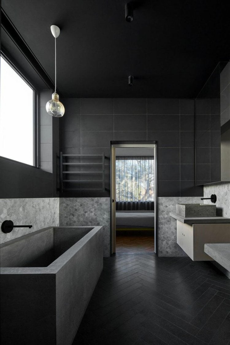 fischgrätmuster schwarzes badezimmer fliesen wand beton badewanne modern