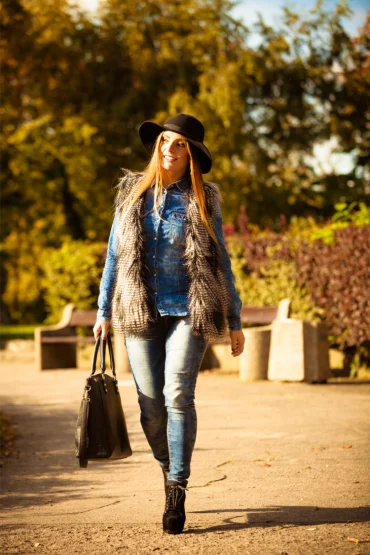 frau in trendiger outfit mit fellweste