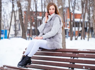 frau mit grauer pelzweste im winter