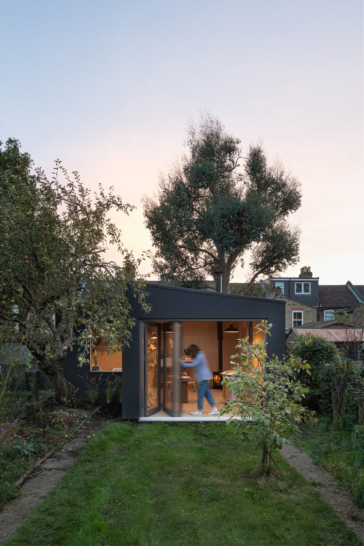 garten arbeitsstudio keramik falttüren schwarze fassade