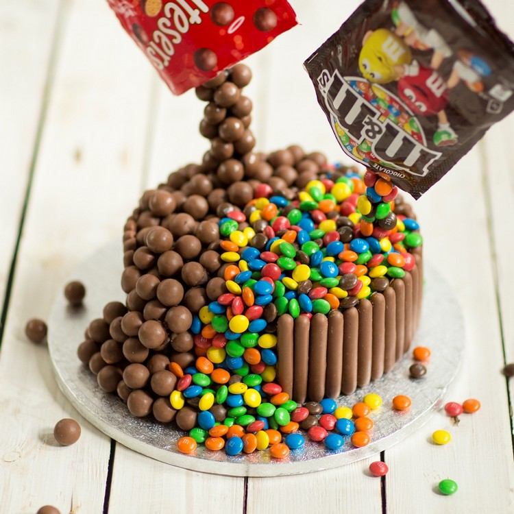 geburtstagskuchen süßigkeiten m&ms maltesers gravity cake