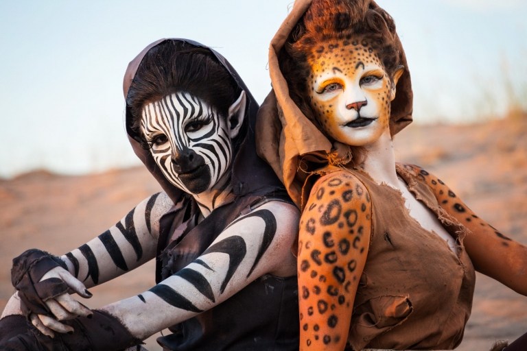 Gepard schminken Halloween Makeup Ideen für Ganzkörperschminke für Frauen vom Wildleben in Afrika inspiriert