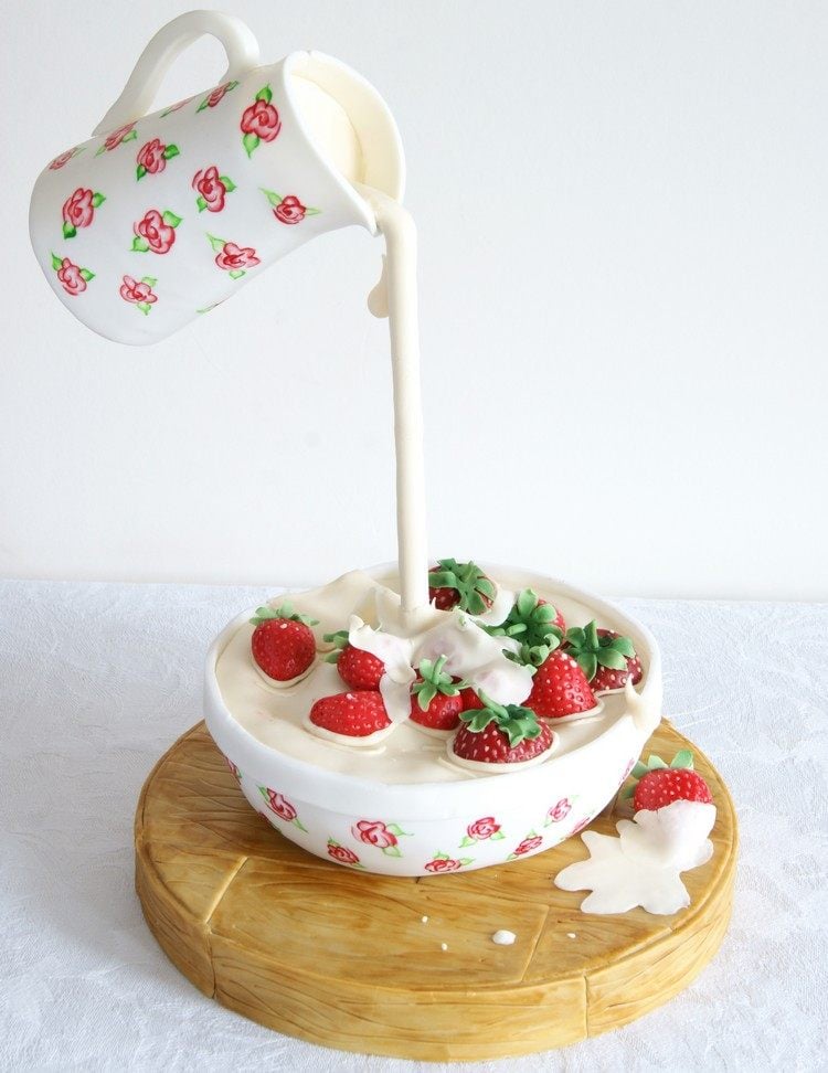 gravity cake fondant zuckerguss erdbeeren schale