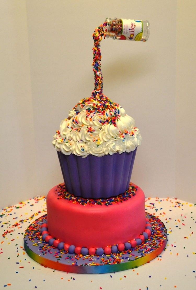gravity cake geburtstagskuchen großer cupcake zuckerstreusel