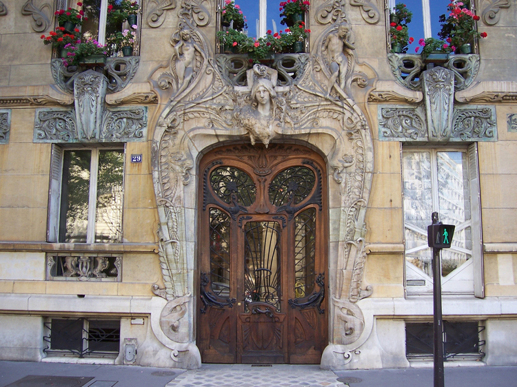 historische Eingangstür Steinfassade Massivholz Paris