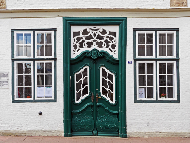 historische haustür smaragdgrün weiß Fenster