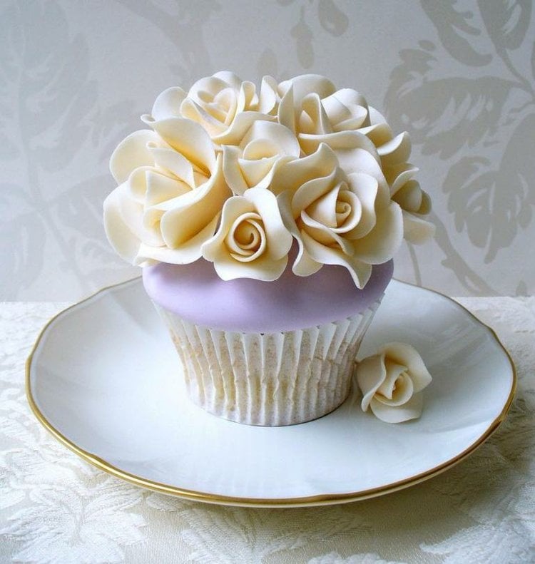 hochzeitstorte cupcakes lila haube fondant rosen verzierung