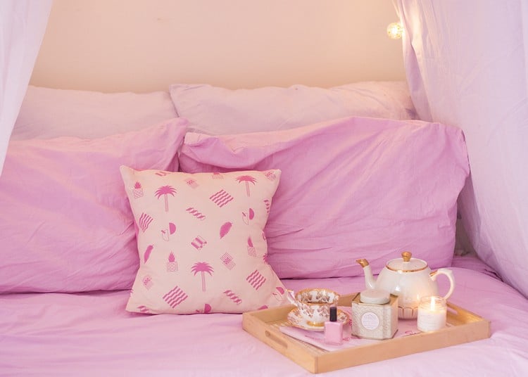höhle einrichten rosa kissen matratze