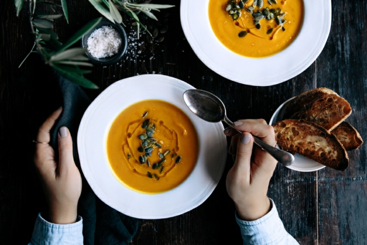 ingwer kurkuma rezept kürbissuppe garnieren