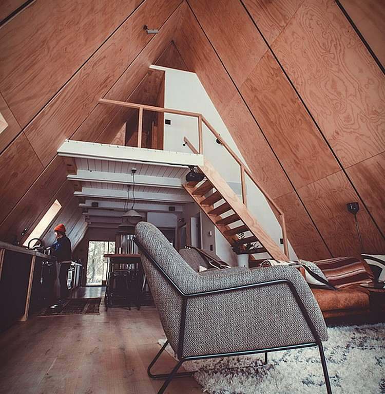 inneneinrichtung moderne finnhütte spitzdach treppe holzverkleidung