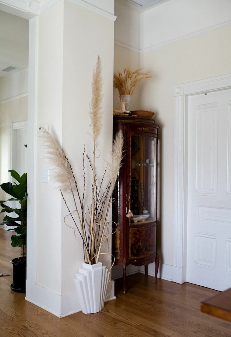 interieur wohnbereich boden vase pampasgras