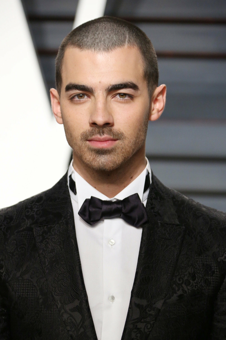 Frisuren Für Segelohren Frauen : Modische Mittellange Frisuren