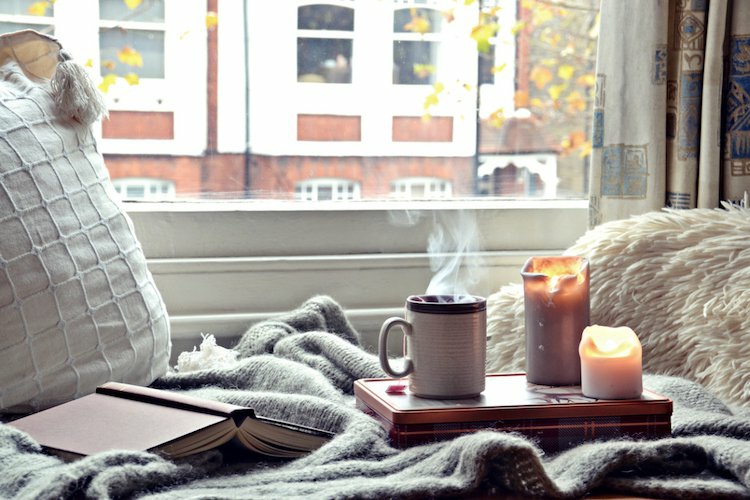 kerzen buch auszeit genießen glücklich sein decke heißgetränk