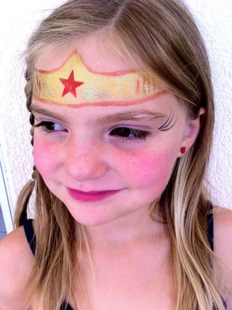 kinderschminken mädchen superheldin schminken wonder woman