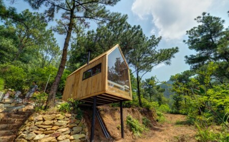 kleine holzhütte wald stelzen glaswand