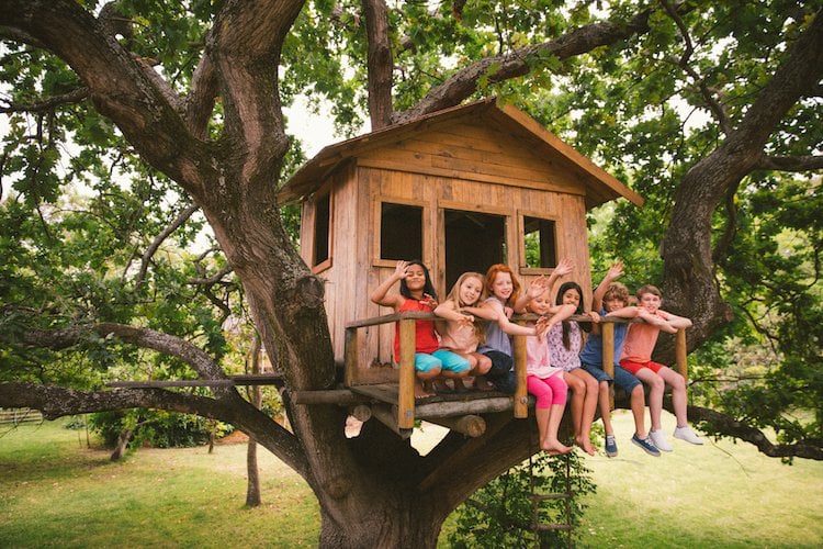 kleines Baumhaus Holz Terrasse Geländer