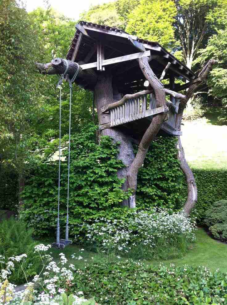 kleines Baumhaus mit Schaukel englischer Garten