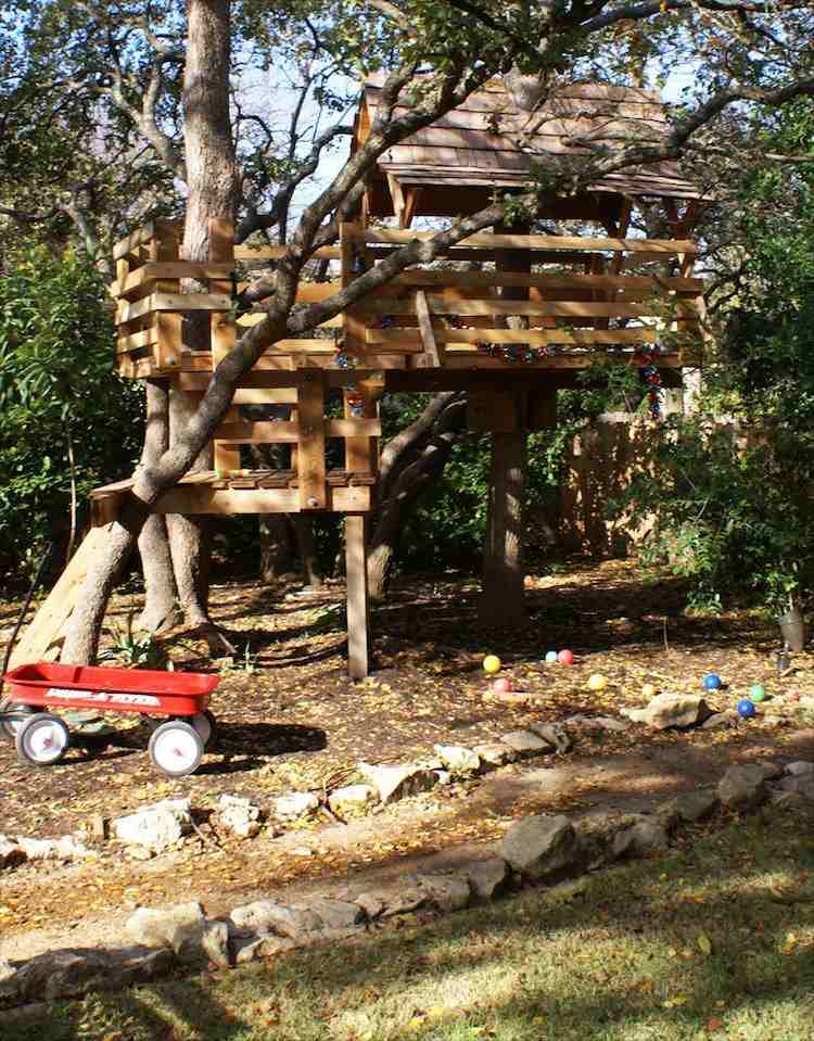 kleines Spielhaus Holz Kinder Wald