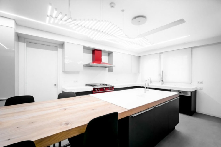 küche wadi penthouse holz tisch kontrast schwarze stühle attraktive deckenbeleuchtung