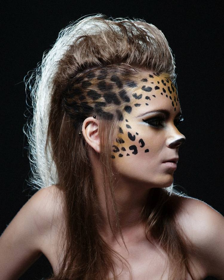 leopardenmuster schminken frau gesicht haarspray muster