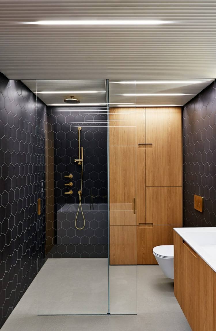 luxus badezimmer in schwarz gold badarmaturen braun holz hexagon fliesen