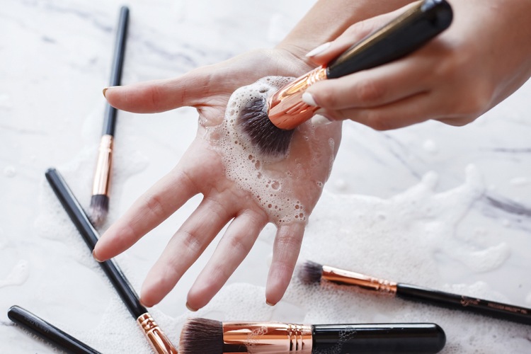 make-up pinsel empfehlung reinigen hausmittel aufbewahrung tipps