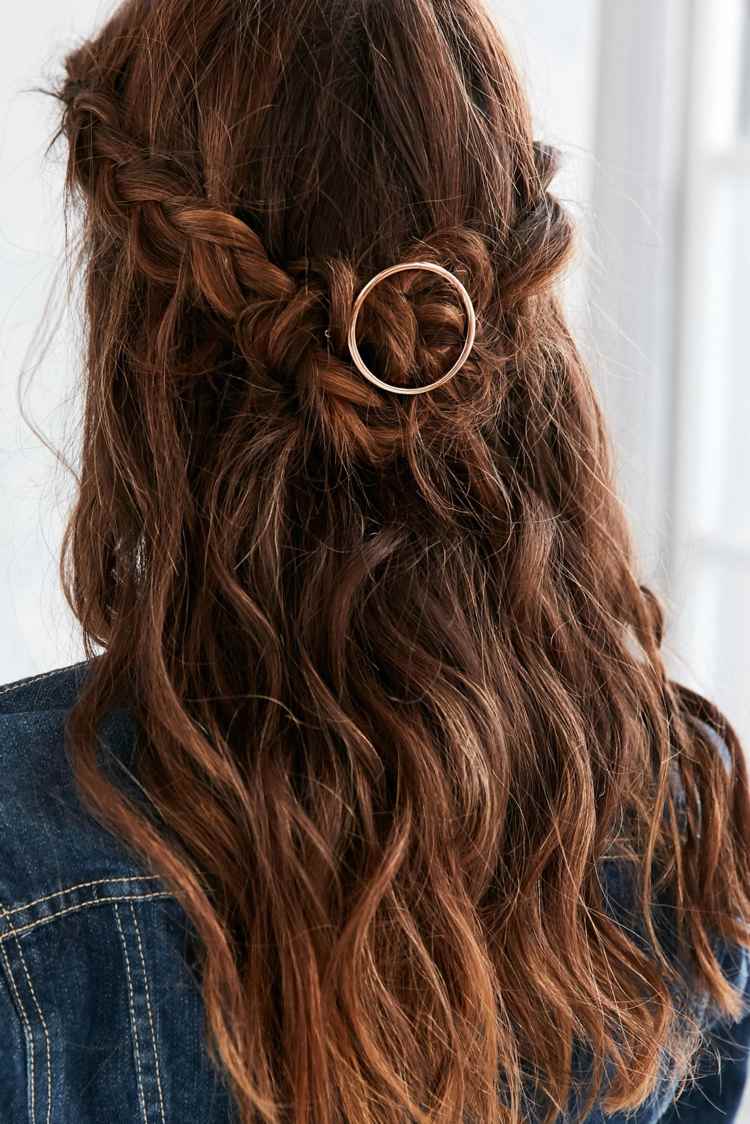 minimalistische Haarspange Kreis welliges Haar halboffen Zöpfe