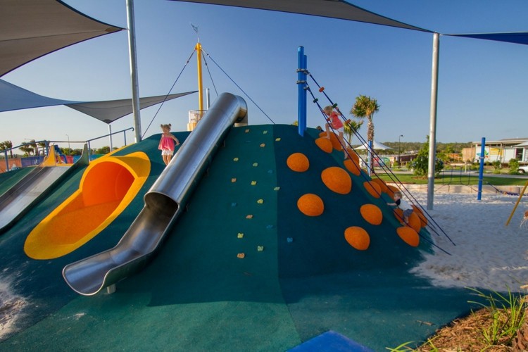 modern kinderspielplatz im freien klettern rutschen
