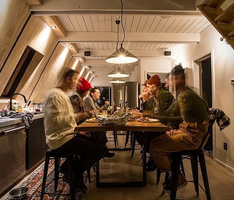moderne finnhütte essbereich holzverkleidung männer