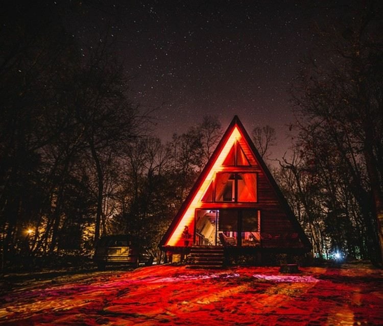 moderne finnhütte bei nacht beleuchtung feuerrot